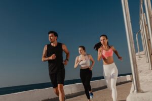 Prezent dla osoby aktywnej — jak wybrać praktyczne akcesoria sportowe i GSM?