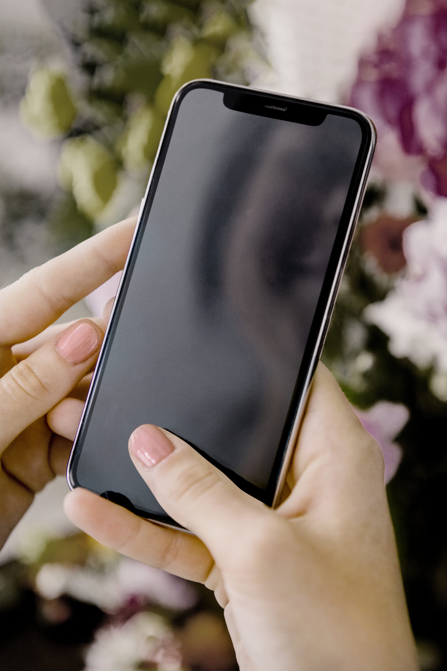 Telefon ze szkłem ochronnym w codziennym użyciu